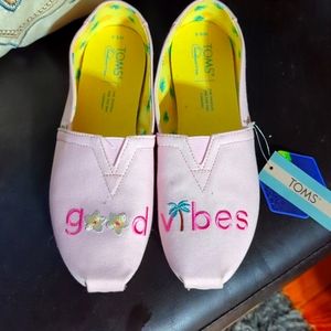 Tom's Pink Good Vibes Tropical 6.5 NWT